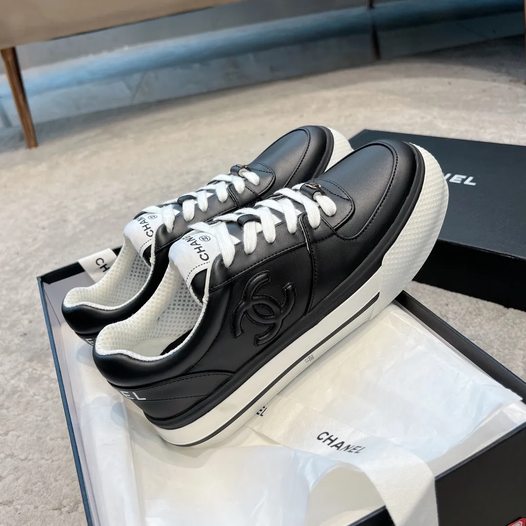 👟👟Ex-factory price 520👟👟 Chanel 23b new panda shoes C's new casual white shoes sneakers There is a reason why these shoes are so popular 🔥 They are so comfortable. They are a shoe that coexists with comfort, beauty and versatility. You can easily walk ten thousand or twenty thousand steps without any pressure. The original development last shape is delicate and stylish, and you are not afraid of wide feet. It will not make your feet fat, and it looks good and comfortable on your feet! It feels very light on the feet! Comfortable and breathable! Super whitening‼ ️It’s really a perfect match. Upper: first-layer cowhide/➕sheepskin lining. Exclusive 1:1 original customization [different from market currency‼ ️】The foot pads are made of imported mixed sheepskin, which is breathable and comfortable! ✔ T👟👟Ex-factory price U outsole exclusive original development private model! Differentiating the market rubber outsole‼ ️✔ Size: 35-39 (40 orders cannot be returned or exchanged)